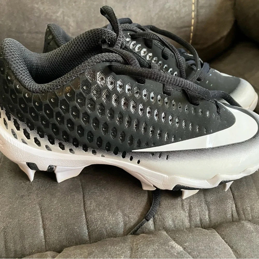 Boys Nike Cleets - Picture 2 of 2